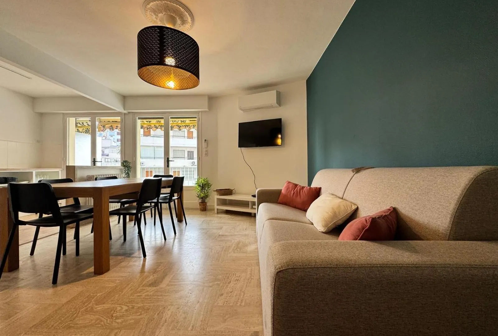 Les Appts D'Albertine: Charming Seaside Retreat with Private Parking Antibes 0*,  France