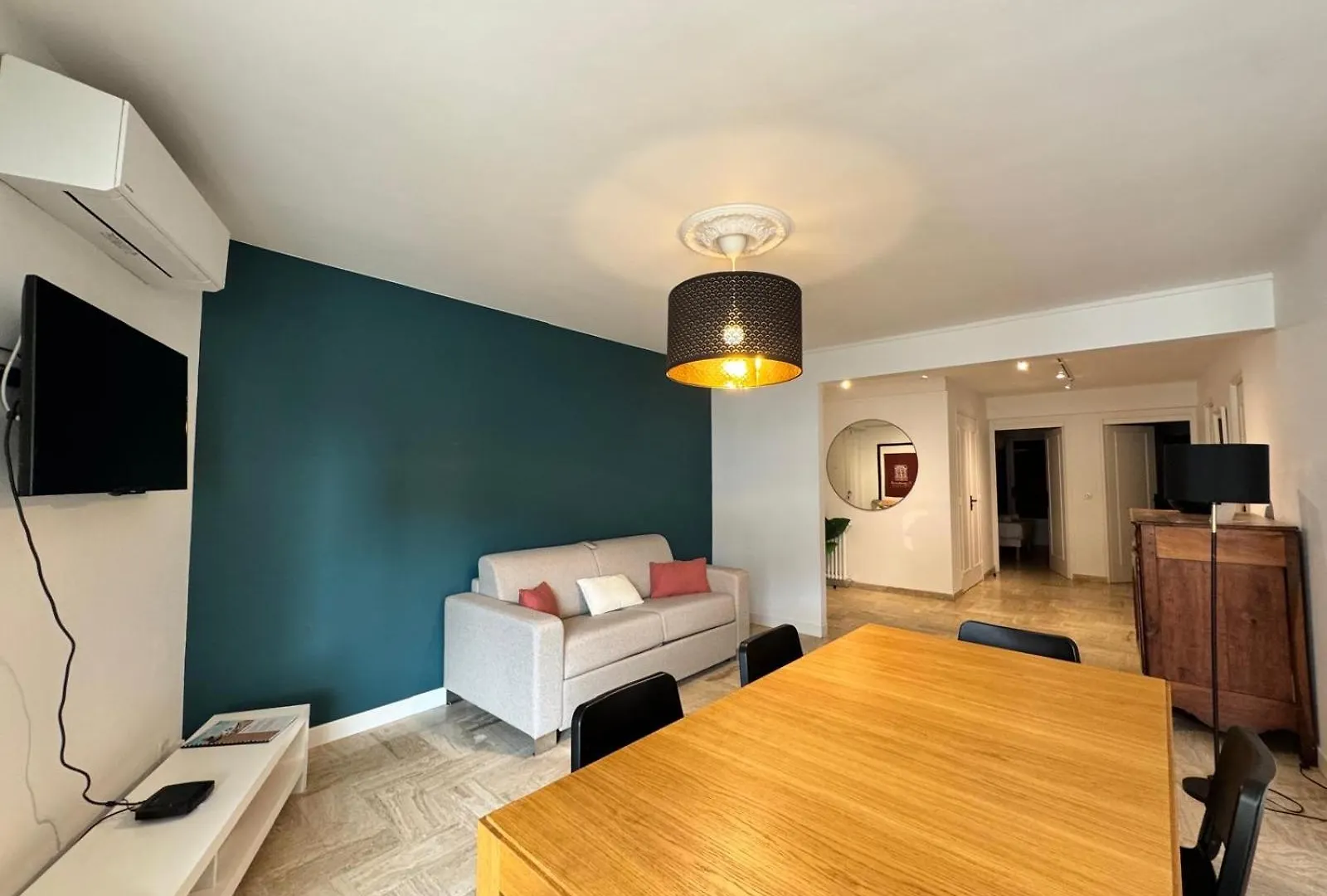 Les Appts D'Albertine: Charming Seaside Retreat with Private Parking Antibes Apartment