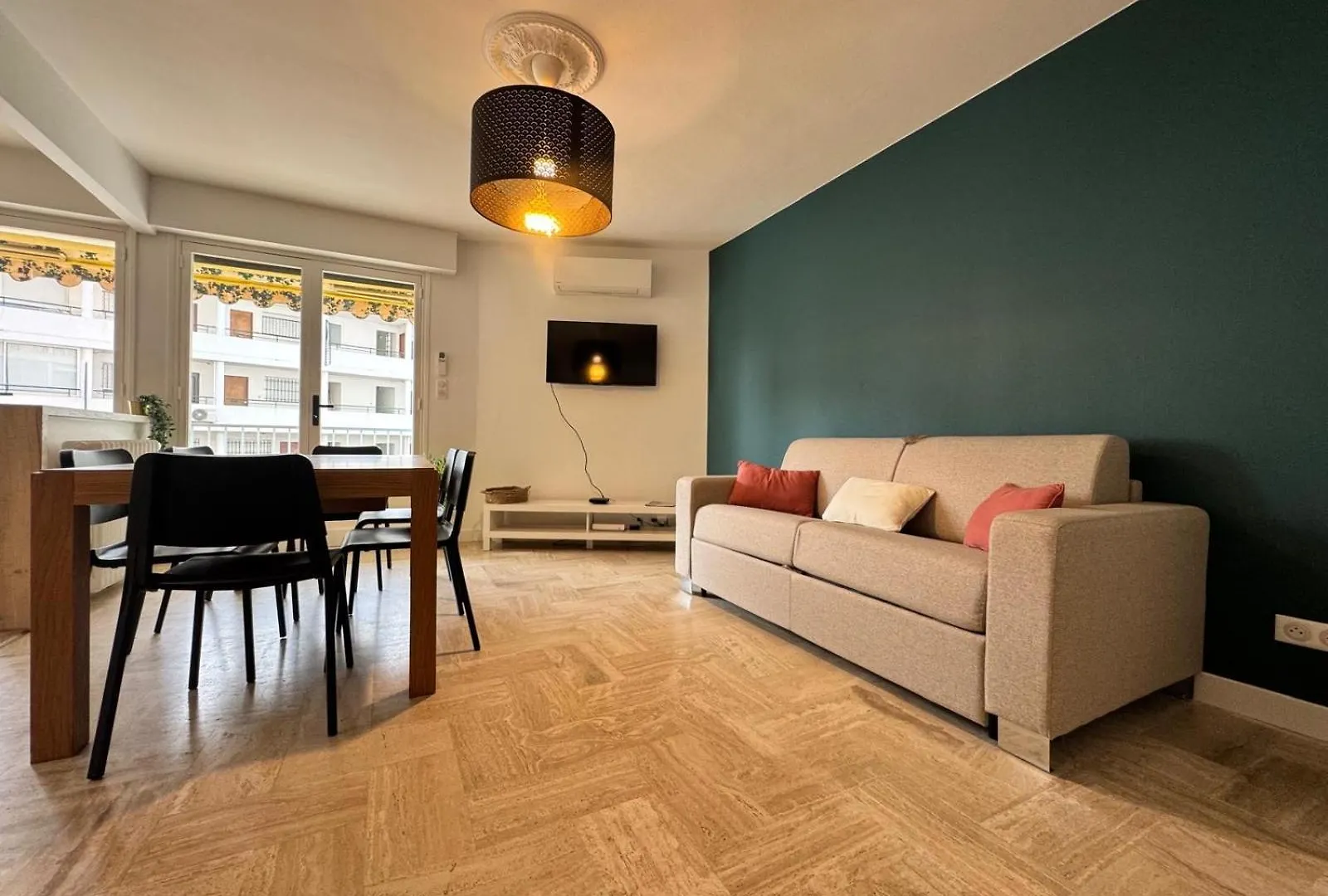 Apartment Les Appts D'Albertine: Charming Seaside Retreat with Private Parking Antibes France